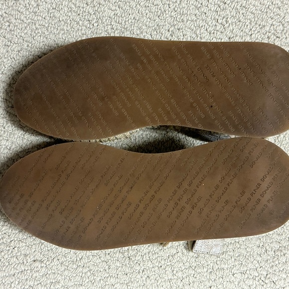 Donald J. Pliner SADIE WOMENS EMBOSSED LEATHER WEDGE SANDALS - Picture 16 of 16